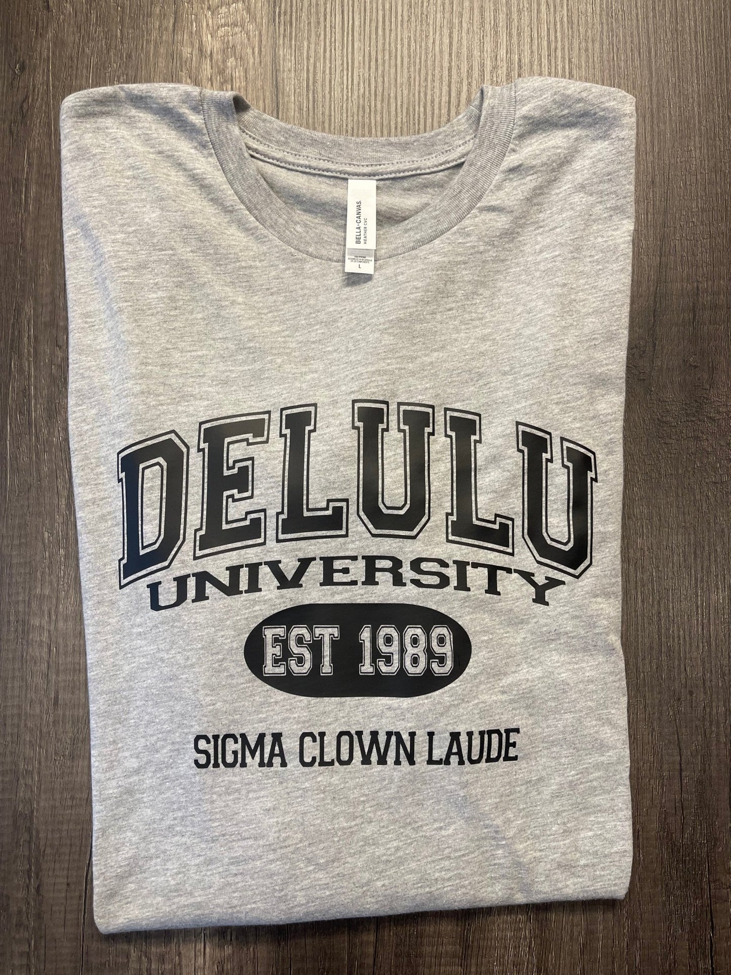 DELULU UNIVERSITY SHIRT - FrankieDeLeonDesigns